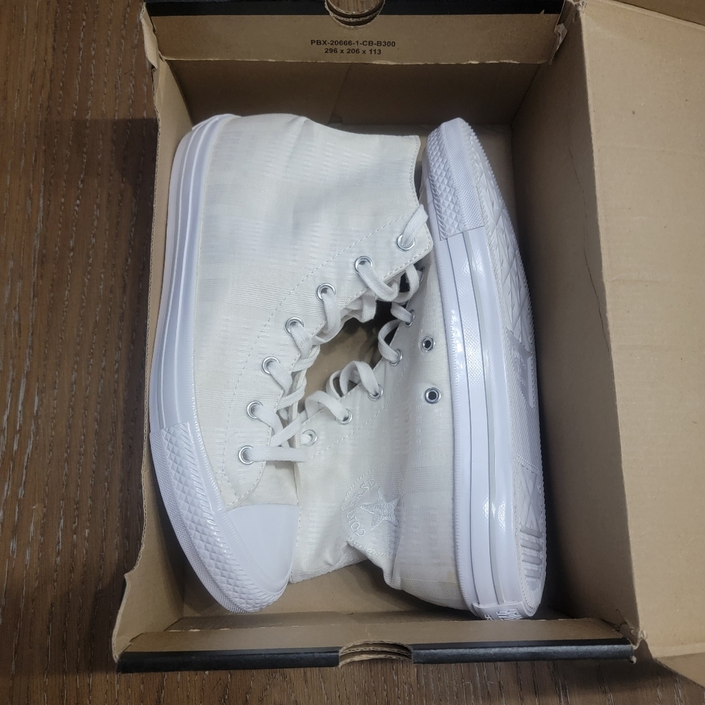 Converse Chuck Taylor's Allstars High sneaker.New in box, 8 women.Color: white - Picture 9 of 11